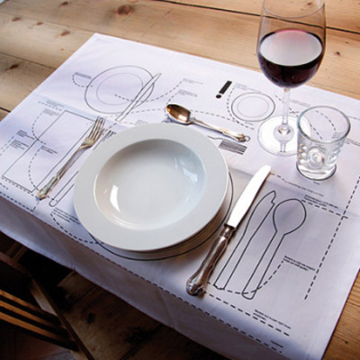 Осталось нарисовать на тарелке несколько пельменей и можно смело приступать к имитации ужина.
