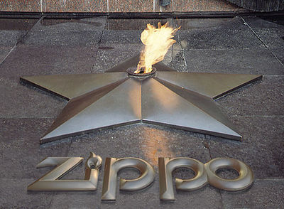 В холле штаб-квартиры фирмы Zippo.