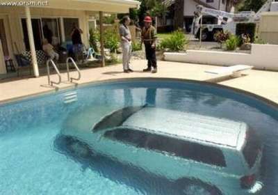 Здесь у нас был гараж, но жена сказала, что детям необходим бассейн.