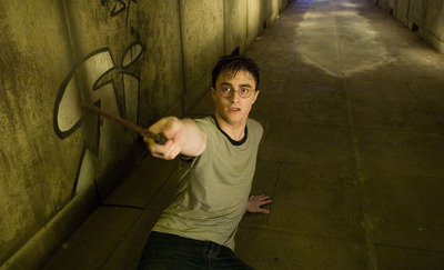 Гарри тычет в палкой в Гермиону Грейнджер, когда та пытается довести его пьяного домой в Хогвартс. Гарри говорит - "Ты точно проверила что последний поезд Хогварти-экспресс ушел уже? ".
