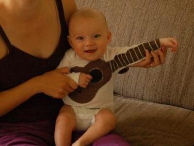 китайцы сделали гитару в виде ребенка,которая может еще и какать!