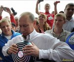 Владимир Владимирович Путин пробует себя в новом атракционе: "Пописай сам, кому не лень! Струей мочи прицелься в цель!"