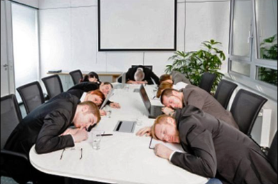 Половина населения России спит на работе... Ан нет! Все!