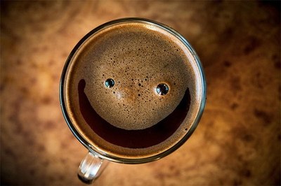 Утром мне даже кофе криво улыбается.