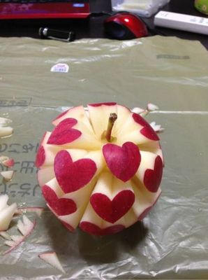 Перед употреблением яблока в пищу не забудьте вырезать сердцевину!)