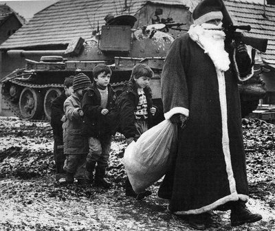 Дед Мороз отстреливался, но дети продолжали тянуть из него деньги...