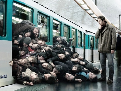 Сегодня людей в метро - навалом!