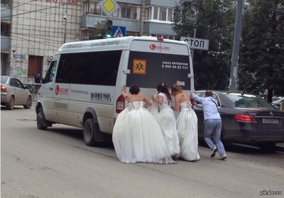 На второй день свадьбы возили ряженых (городской вариант)