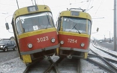 Трамвай   подаренный  Жириновским, ведёт  себя  как  Жириновский.