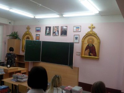 На стенах духовной семинарии висят портреты преподавателей.