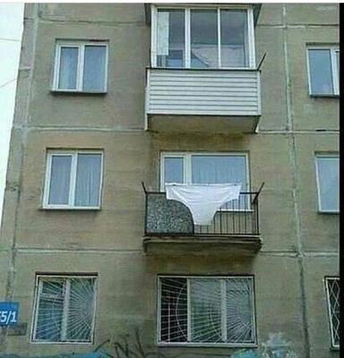 Вся бабушка на балконе не помещается.