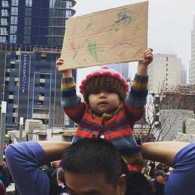 На митинге против Трампа мальчик нарисовал какую-то Хиларню