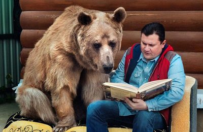 : "Миша, смотри, вот  тут написано, что медведи лапу сосут!"