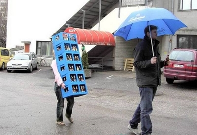 Согласись, дорогая, ящики гармонируют с моим зонтиком.
