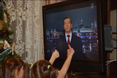 Сергей Юрьевич Беляков отдыхает,теперь дети разговаривают с телевизором.