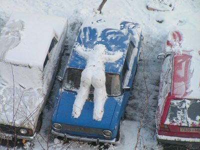 Снежный человек нашел кроватку