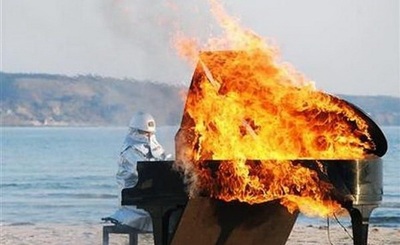 Во время съемок нового клипа Билана любители искусства подожгли рояль, узнав, что из него должна вылезти Волочкова. 