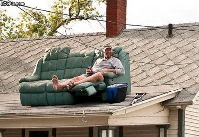 Мы  все  спешим за  чудесами, но нет  чудесней ничего, чем пить  пивасик на диване на крыше дома  своего