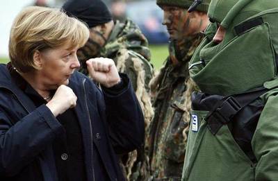 Ангела Меркель нарушает пакт о ненападении.
