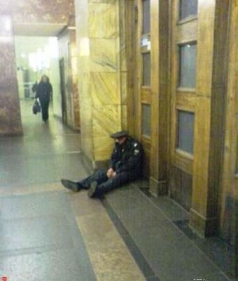 На Казанском вокзале найден костюм полицейского, в котором, судя по состоянию, лежал милиционер.