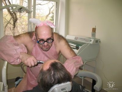 Правило стоматолога номер 236. Стоматолог не должен просить пациента открывать рот. Он должен выглядеть так,чтобы пациент сам его открыл.