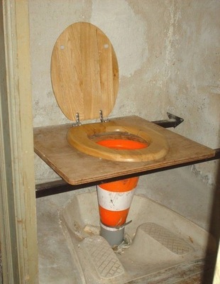 Туалет у таджиков  делающих дороги