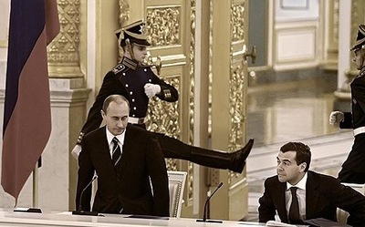 Медведев: Так кто в говно наступил? Солдат:я не наступал, вот смотрите.