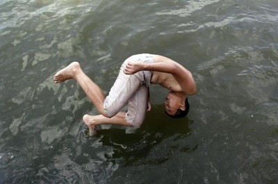 Монах умеющий ходить по воде, споткнулся, упал и ушибся 