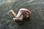 -А вот как оригинально входит в воду молдавский спортсмен.