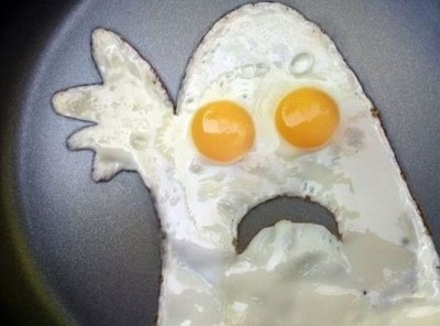 получил сковородой по яйцам!