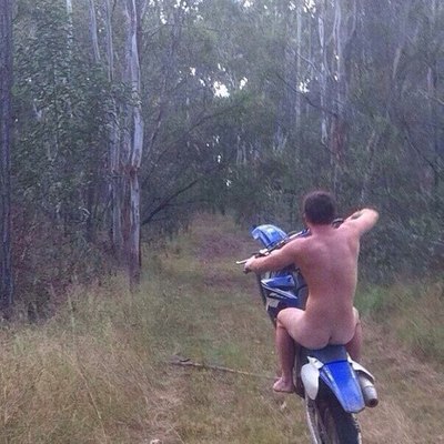 Мужчина на голубом мотоцикле, остановитесь! Вы оштрафованы за езду без шлема!
