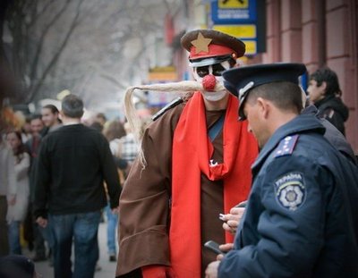 Найти свой дом не так легко, когда каждая деревня - деревня дураков...