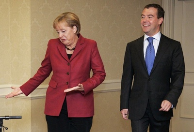 Меркель учит Медведева приёмам каратэ