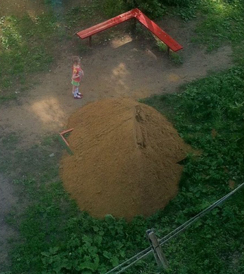 Старушки подъезда создали кооператив по производству песка.