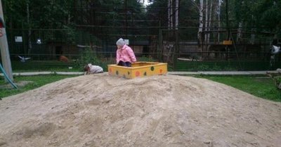 Девочка Валя пускала детей  играть в свой двор только за песок.