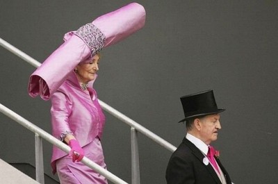 Сэр, эта дама в костюме розового газопровода - с Вами?
