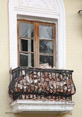  знак кирпич на балконе означает ----муж дома въезд запрещен 