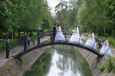 Граждане брачующиеся, не теряйте драгоценное время,  на Поцелуевом мосту в Питере в очереди стоять не придется.