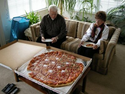 Акция: при покупке большой пиццы пенсия в подарок!