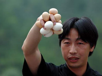 Китай: " Всех держим за яйца".