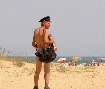 После неосторожного обращения с баяном на нудистком пляже, Петрович стал лучшим танцором на деревне.