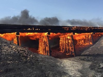 Сельские жители, включили подсветку моста, специально для делегации чиновников из краевого центра.