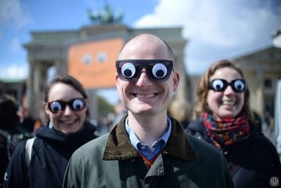 перед осмотром сокровищ Кремля иностранцам выдают специальные очки...