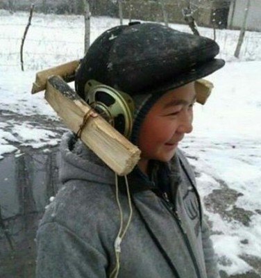 Мальчик вроде бы японский, но наушники сделаны по российской технологии.