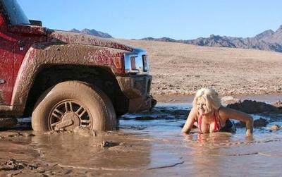 Блондинка, естественно, думает, что омолаживающая грязь сделает автомобиль моложе.