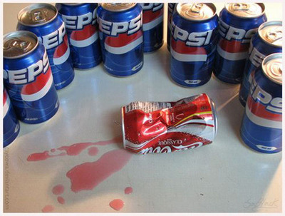 Фанаты Пепси вдесятером раздавили банку колы.