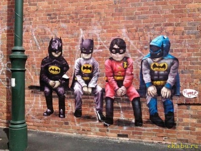 Кто-то оч-ч-чень здоровый: четырёх Бэтменов по стенке размазал...