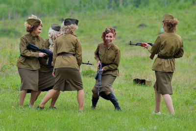 В редкие минуты отдыха девчата играют пулями в пятнашки. 