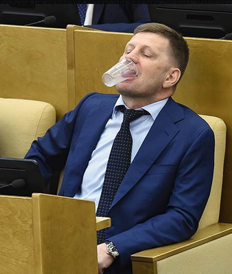 Депутат Иванов пытается бросить вредную привычки "лизоблюдство", но когда выпьет - так и тянет.