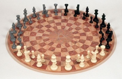 Шахматы учат: "Чем ближе к центру - тем теснее".